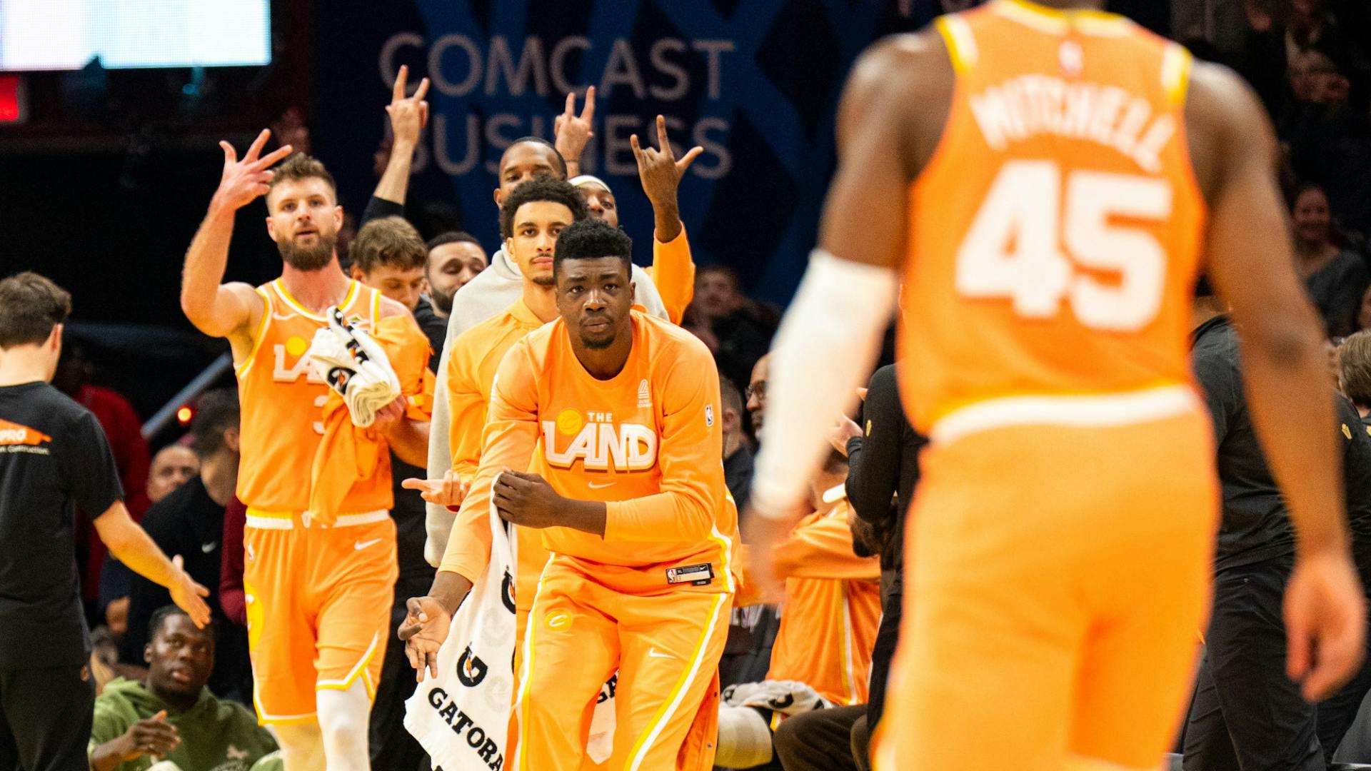 Cavaliers fire 24 triples to outlast Hornets in shootout